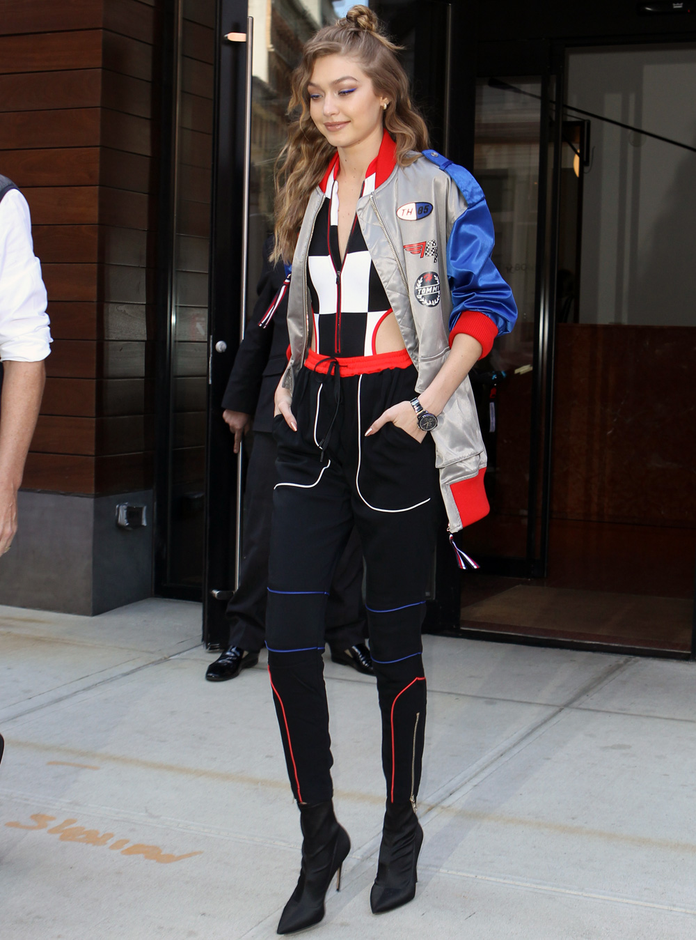 Intervenere Overskæg bomuld Gigi Hadid Leaves her New York Apartment Wearing Tommy Hilfiger | About Her