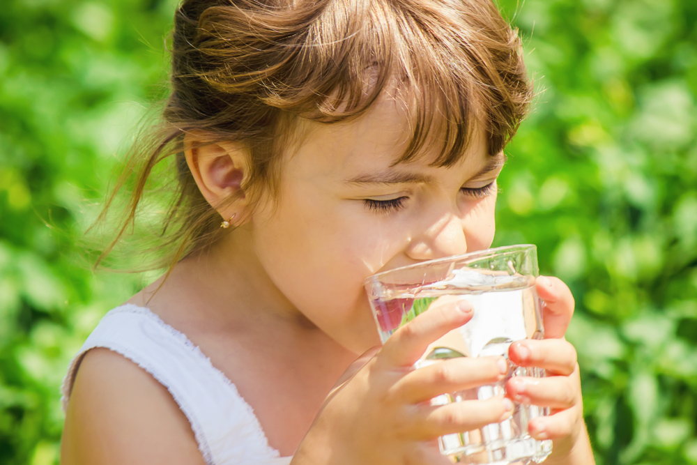 https://www.abouther.com/sites/default/files/2019/08/09/main_-_children_drinking_water.jpg