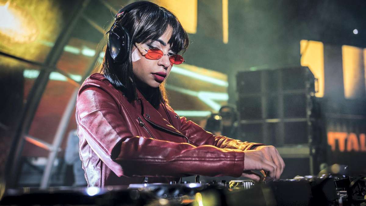 DJ Cosmicat, This Saudi Female DJ Spins The Hottest Dance Music Beats | About Her