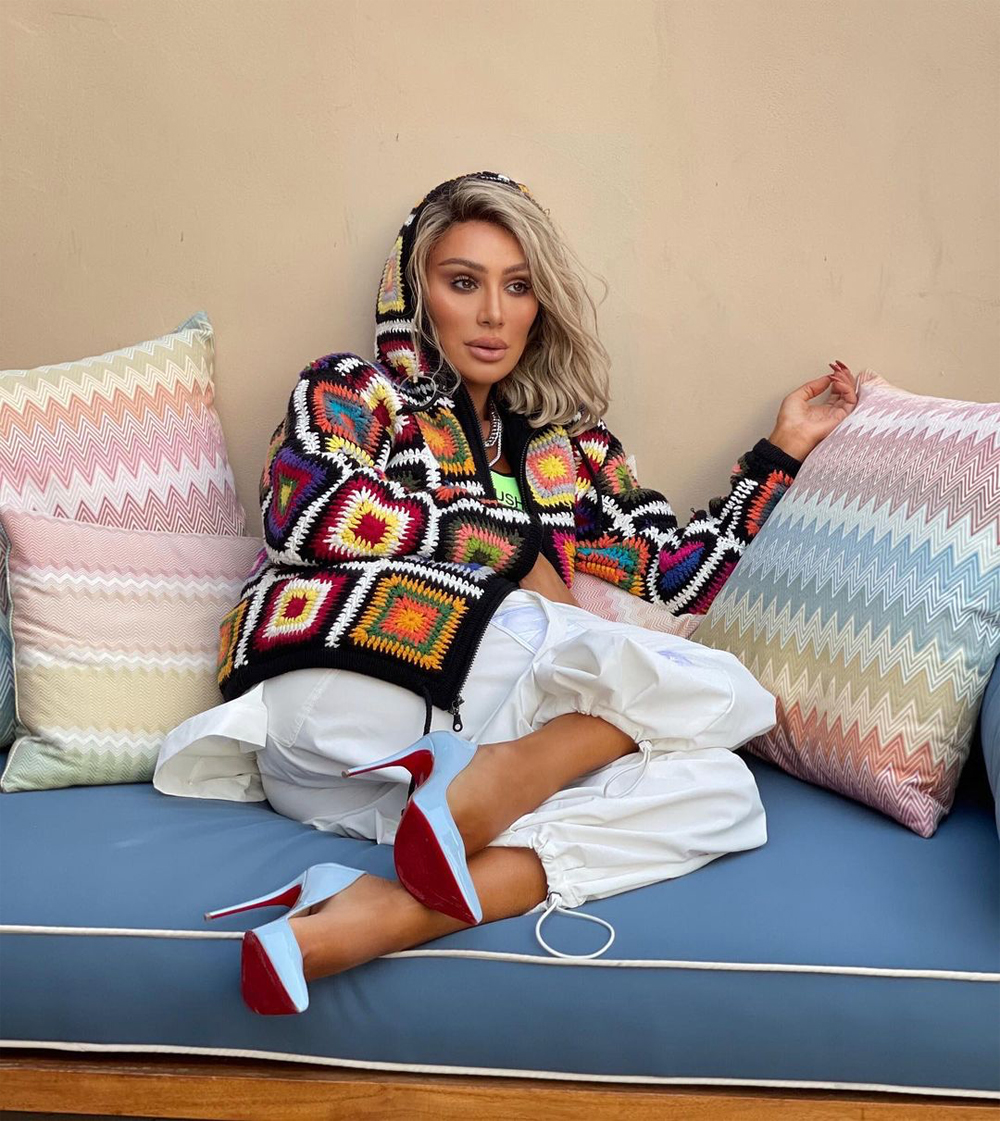 Countryside universitetsstuderende Menneskelige race Maya Diab's sweater is a pop of color | About Her