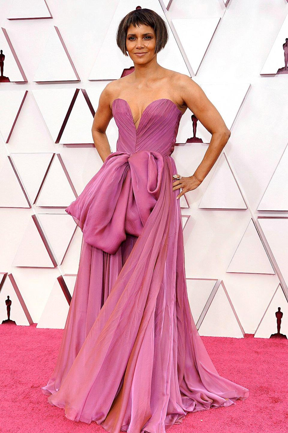 Halle Berry in a magical pink dress at the Oscars About Her