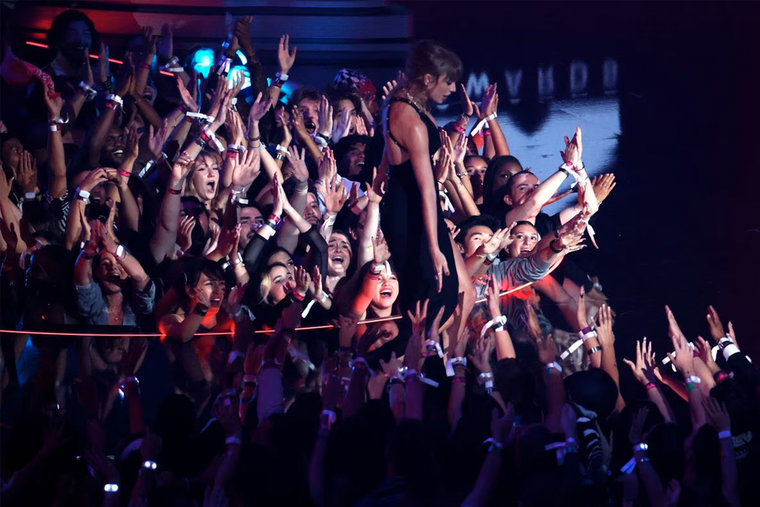 Taylor Swift Rack Taylor Swift Racks Up Trophies at MTV's Video Music Awards | About Her